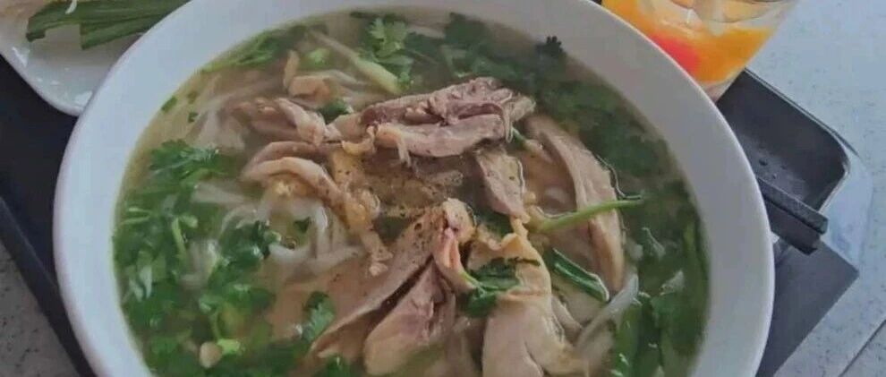 越南机场天价河粉，一碗100元人民币，乘客：味道一般，感觉被宰了